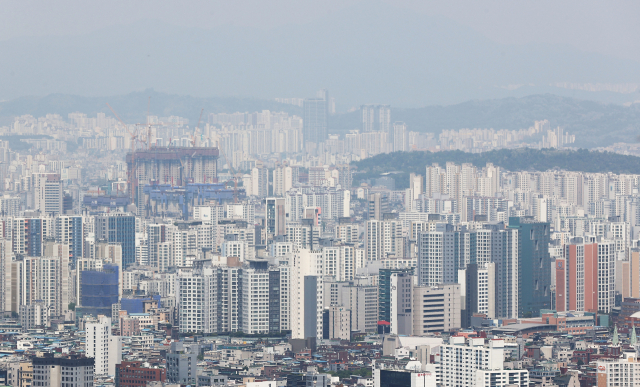 13일 남산에서 바라본 서울시내 아파트. /연합뉴스