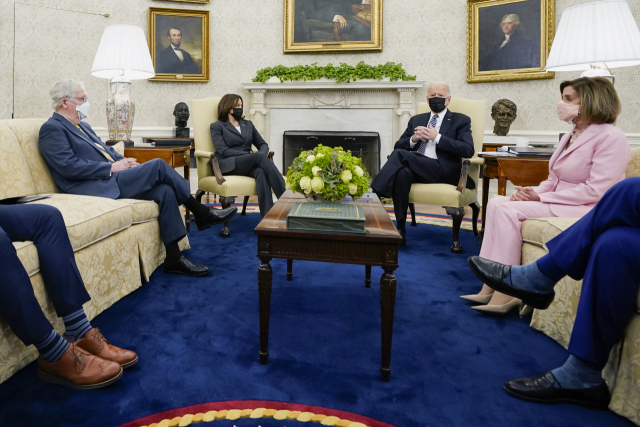 12일(현지시간) 조 바이든(오른쪽 두번째) 미국 대통령이 백악관에서 여야 대표를 만나 인프라 법안의 의회 통과를 당부하고 있다. /AP연합뉴스