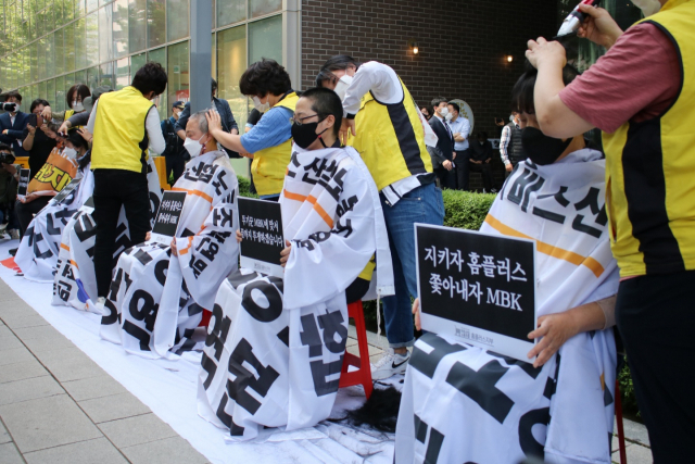 '삭발하지 말라고 아들은 울었죠'…거리로 나온 여성 마트직원들