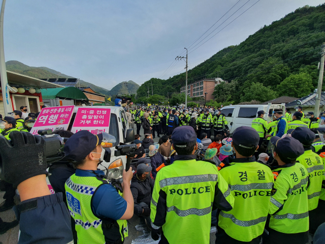 북핵미사일 막는 사드기지 앞길 또 막아선 극렬시위대...경찰, 강제해산