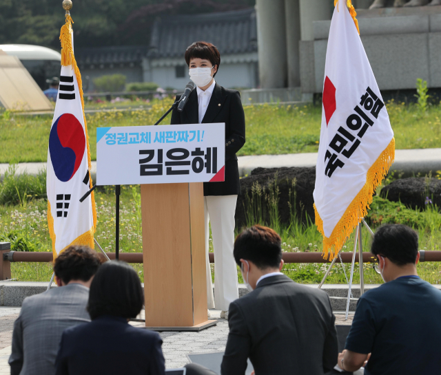 김은혜 국민의힘 의원이 14일 오전 청와대 분수대 앞에서 기자회견을 열고 당대표 경선 출마를 선언하고 있다./권욱기자