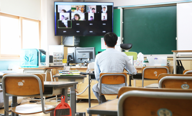 경기 용인시의 한 초등학교에서 교사가 온라인 수업을 진행하고 있다. /용인=연합뉴스