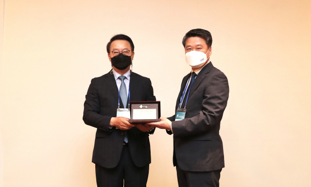 김학도 중진공 이사장(오른쪽)이 14일 한국서비스경영학회로부터 ‘서비스 엑설런스 어워드’를 수상했다. /사진 제공=중소벤처기업진흥공단