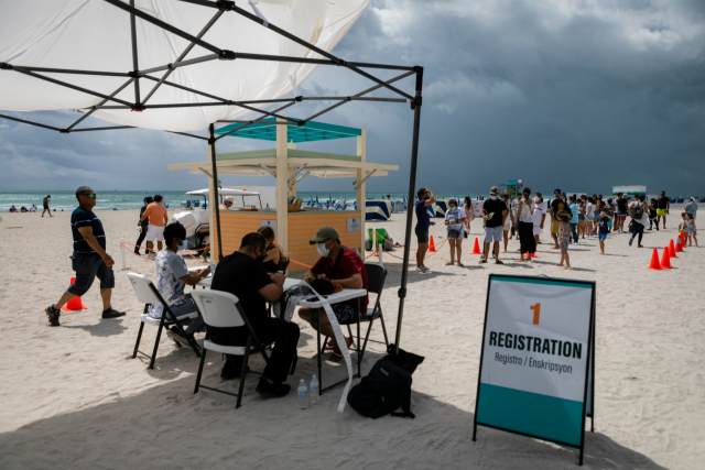 미국에서 9일 플로리다 남부 해변에 위치한 팝업 백신 접종 센터에서 존슨앤드존슨의 백신을 접종하기 위해 사람들이 줄을 서고 있다. /AFP연합뉴스