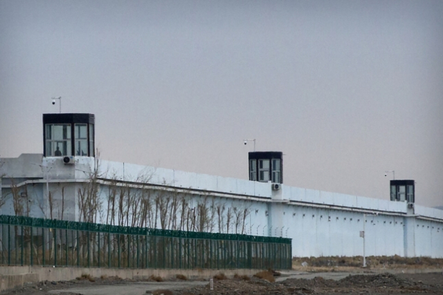 지난달 23일 중국 신장위구르 지역 내 구치소 감시탑에 한 사람이 서 있다./AP연합뉴스