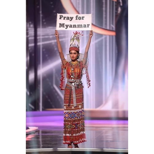 미스 유니버스 미얀마 대표 투자 윈 릿이 지난 13일 미국 플로리다 주에서 열린 미스 유니버스 대회에서 미얀마 쿠데타에 대한 국제사회의 관심을 촉구하고 있다./연합뉴스