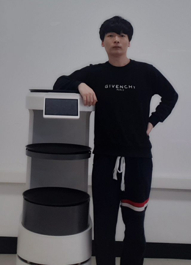 정호정 알지티 대표가 자율주행 서빙 로봇 ‘세로모’를 소개하고 있다. /사진 제공=알지티