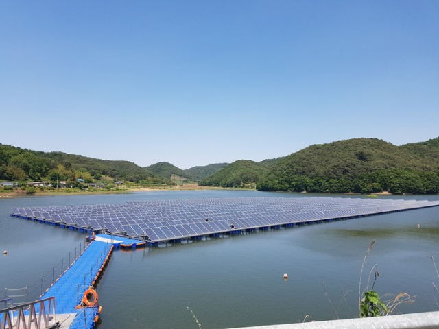 국내 한 저수지에 설치된 태양광 발전 패널