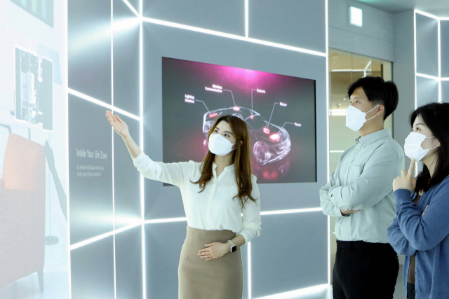 LG이노텍 직원이 서울 강서구 LG사이언스파크에 마련된 이노테크홀에서 전시품을 설명하고 있다./사진제공=LG이노텍