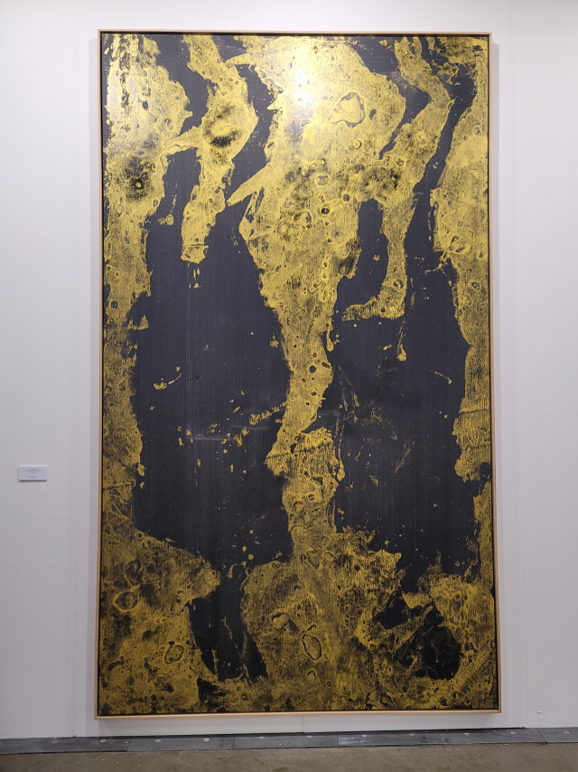갤러리 타데우스 로팍이 출품한 게오르그 바셀리츠의 18억원대의 작품 '서 있는 사람' /조상인기자
