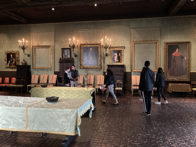 이사벨라 스튜어트 가드너 박물관 2층 네덜란드실에는 지난 1990년의 도난 사건 때 렘브란트와 페르메이르 등의 그림이 사라지고 남은 빈 액자가 원래 모습 그대로 30년 째 전시 중이다.