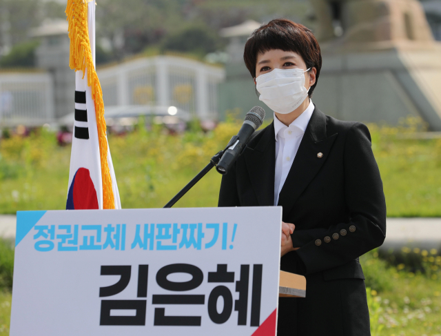 김은혜 국민의힘 의원이 14일 오전 청와대 분수대 앞에서 기자회견을 열고 당대표 경선 출마를 선언하고 있다. / 권욱 기자