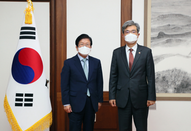 박병석 국회의장이 17일 김상환 신임 법원행정처장의 예방을 받고 함께 기념촬영 하고 있다. / 사진제공=국회의장실