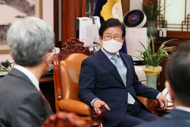 박병석 국회의장이 17일 김상환 신임 법원행정처장의 예방을 받고 있다. / 사진제공=국회의장실