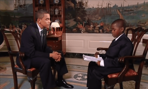 꼬마 기자 데이먼 위버가 지난 2009년 플로리다 포인트 초등학교 방송반 자격으로 백악관에서 현직 대통령이었던 오바마를 인터뷰하고 있다./출처=유튜브