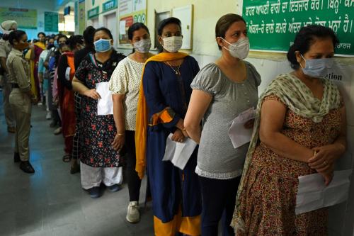 코로나19 백신 접종 기다리는 인도 여성들. 위 사진은 기사 내용과 관계가 없습니다. /연합뉴스