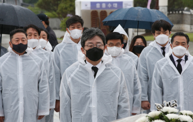 유승민 국민의힘 전 의원이 17일 오후 광주 북구 국립 5·18 민주묘지를 참배하고 있다./연합뉴스