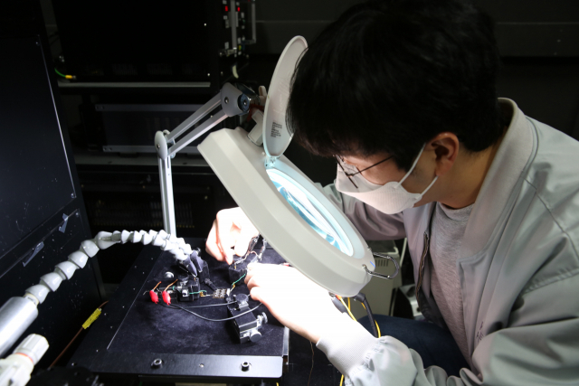 한국에너지기술연구원 연구원이 효율 측정을 위해 태양전지 샘플을 솔라시뮬레이터 거치대에 올려 준비하고 있다. 사진제공=한국에너지기술연구원