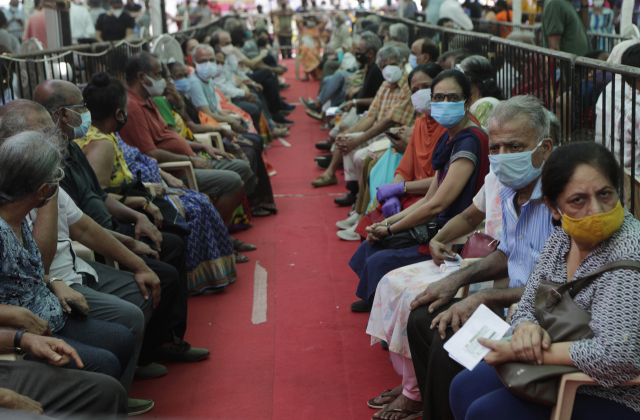 지난달 29일 인도 뭄바이에서 사람들이 신종 코로나바이러스 감염증(코로나19) 백신을 접종하기 위해 기다리고 있다. /AP연합뉴스