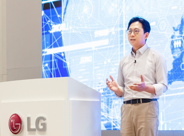 배경훈 LG AI연구원장이 17일 비대면 방식으로 진행된 ‘AI 토크 콘서트’에서 초거대 인공지능(AI) 개발에 1억 달러를 투자한다고 발표하고 있다. /사진 제공=LG