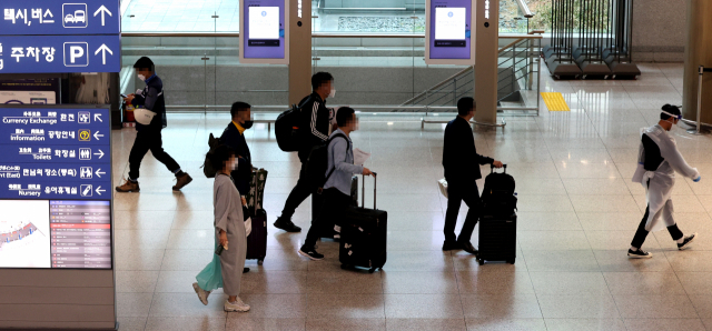 지난달 22일 오후 인천국제공항 제1여객터미널에서 입국자들이 걸어가고 있다. /연합뉴스