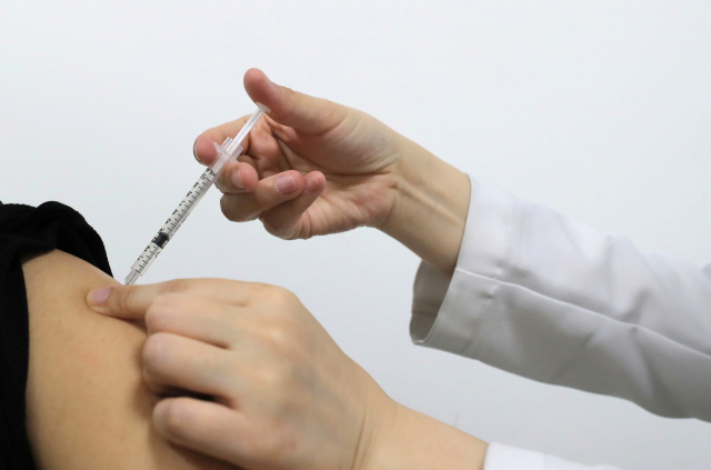 지난 14일 오전 서울 중랑구청 보건소에서 시민이 백신을 맞고 있다./연합뉴스
