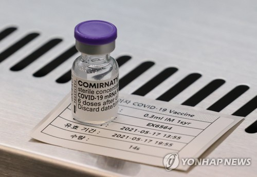 17일 오후 서울 동대문구체육관에 마련된 코로나 백신 접종센터에서 관계자가 시민들이 접종할 화이자 백신을 준비하고 있다./연합뉴스