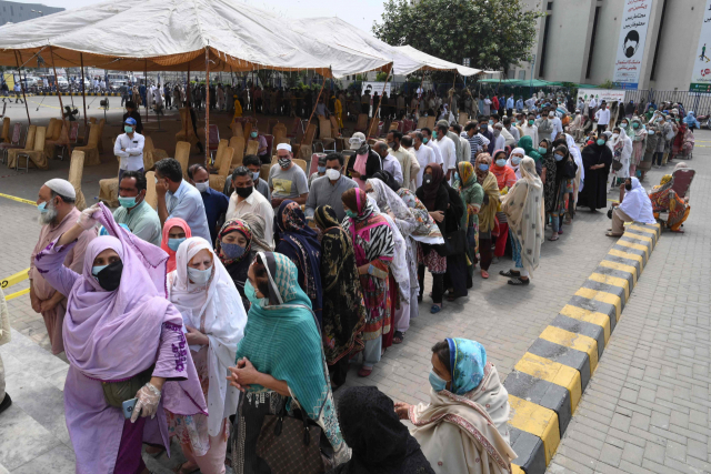 5일(현지시간) 파키스탄 라호르의 한 백신 접종소에서 주민들이 중국산 시노팜 신종 코로나바이러스 감염증(코로나19) 백신을 접종받기 위해 줄지어 서 있다. /AFP연합뉴스