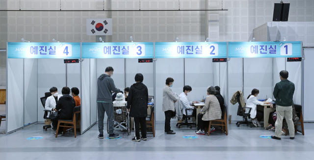 3일 오전 서울 시내의 한 백신접종센터를 찾은 시민들이 예진 순서를 기다리고 있다. /연합뉴스