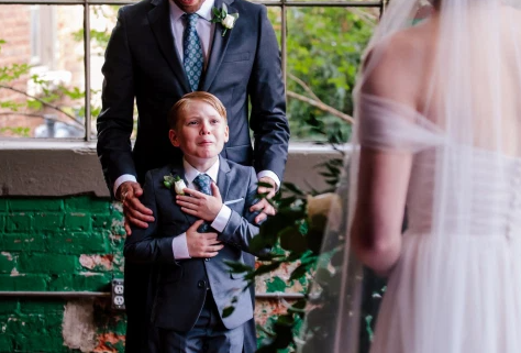 영국에 거주하는 10세 소년 주드가 아버지의 결혼식에서 새 엄마가 웨딩드레스를 입은 모습을 처음으로 보고 눈물을 흘리고 있다./출처=아샤 스미스 인스타그램