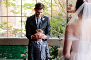 영국에 거주하는 10세 소년 주드가 아버지의 결혼식에서 새 엄마가 웨딩드레스를 입은 모습을 보기 직전./출처=아샤 스미스 인스타그램