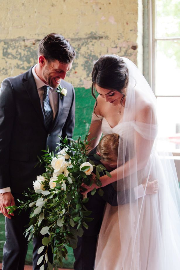 영국에 거주하는 10세 소년 주드가 아버지의 결혼식에서 새 엄마가 웨딩드레스를 입은 모습을 처음으로 보고 감격해 눈물을 흘리고 있다./출처=아샤 스미스 인스타그램