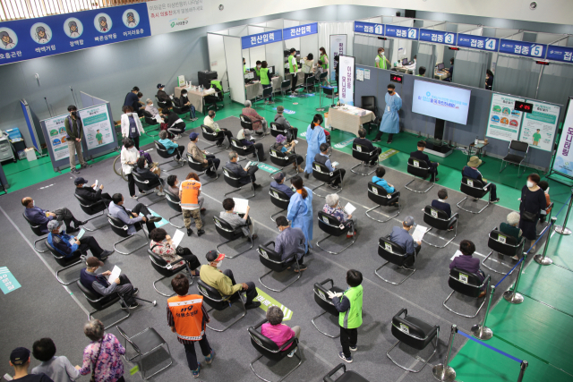 14일 오후 서울 서대문구 예방접종센터에서 접종을 마친 시민들이 관찰구역에 앉아 대기하고 있다. /연합뉴스