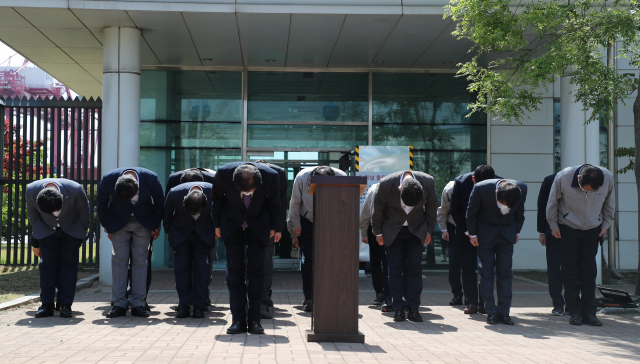 12일 오후 경기 평택시 포승읍 평택항 신컨테이너 터미널 운영동 입구에서 주식회사 '동방' 관계자들이 지난달 발생한 고(故) 이선호 씨의 산재 사고에 대해 공식 사과하고 있다./연합뉴스