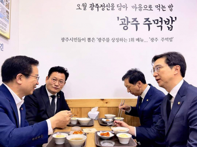 송영길(왼쪽 두번째) 더불어민주당 대표와 김기현(왼쪽 세번째) 국민의힘 대표 권한대행 겸 원내대표가 18일 광주에서 ‘주먹밥 조찬’을 하고 있다 / 사진제공=송영길 페이스북