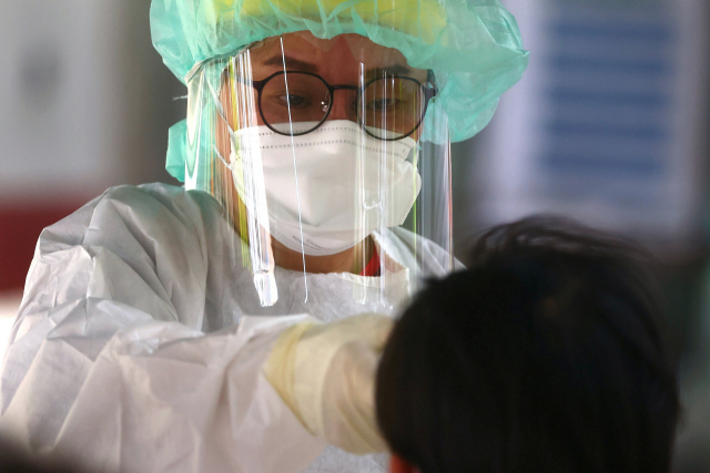 지난 17일 대만 타이베이에서 한 의료진이 코로나19 검사를 진행하고 있다. /로이터연합뉴스