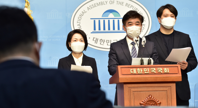김병욱(왼쪽 두 번째)·홍정민·전용기 더불어민주당 의원이 18일 국회에서 ‘가상자산업 발전 및 이용자 보호에 관한 법률’ 대표 발의 기자회견을 하고 있다. /권욱 기자