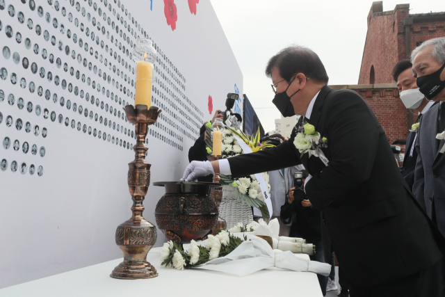 박병석 국회의장이 제 41주년 5·18 민주화운동 서울기념식에 참석해 분향하고 있다. / 사진제공=국회의장실