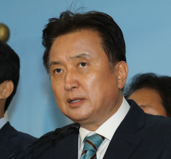 이재명, 5·18 유공자에 '월 10만원' 지급에 김영환 '천박한 돈으로 하는 모리배 정치'