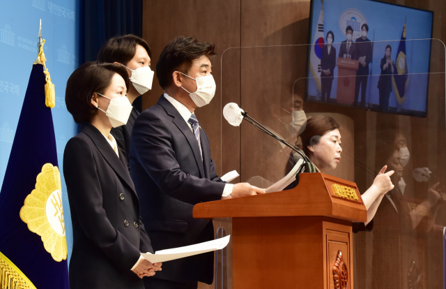 김병욱(왼쪽 두 번째)·홍정민·전용기 더불어민주당 의원이 18일 국회에서 ‘가상자산업 발전 및 이용자 보호에 관한 법률’ 대표 발의 기자회견을 하고 있다. /권욱 기자