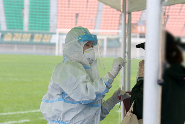 지난 17일 경북 경주시민운동장 앞에서 경주시민이 신종 코로나바이러스 감염증(코로나19) 검사를 받고 있다./연합뉴스