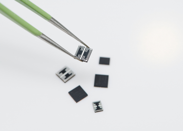 삼성전자가 17일 최신 DDR 5 D램 모듈의 성능을 극대화하면서도 전력 사용량을 최소화하는 전력관리반도체 3종을 선보였다./사진 제공=삼성전자