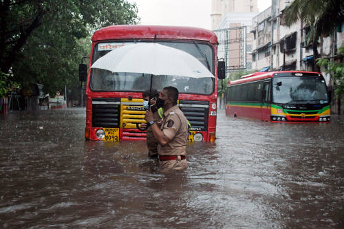 사이클론 '타우크태'의 영향으로 침수된 인도 뭄바이 거리에서 경찰이 한 버스 운전기사의 대피를 돕고 있다. /EPA연합뉴스