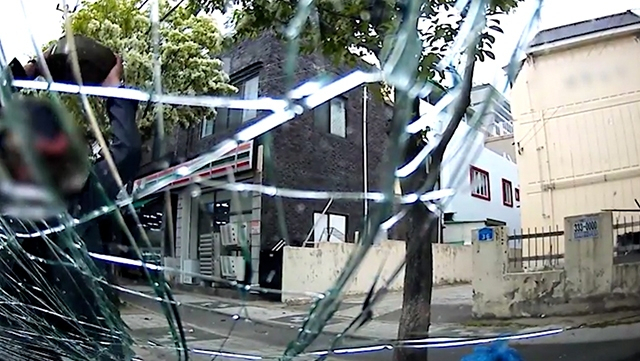 지난 4일 오전 대전시 대덕구 한 주택가에서 60대 남성이 돌을 던져 차량의 앞 유리창이 깨졌다. /대전경찰청