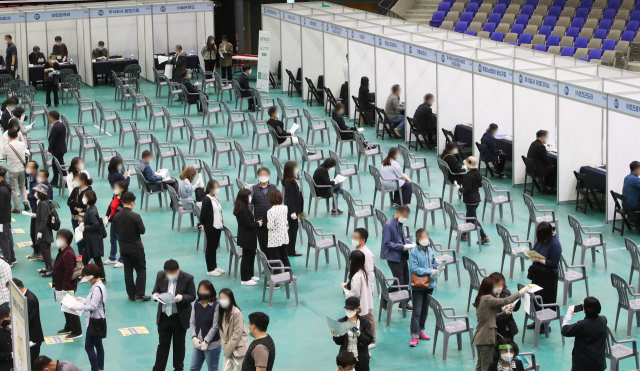 지난달 28일 오후 경기도 수원시 장안구 수원종합운동장 실내체육관에서 열린 '2021 수원시 일자리 박람회'에서 구직자들로 붐비고 있다. /연합뉴스