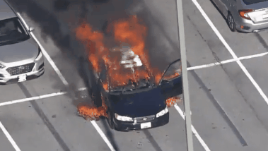 미국 메릴랜드주의 한 대형마트에서 운전자가 담배를 피우며 손 세정제를 사용했다가 차량이 폭발하는 사고가 발생했다/.출처=mcfrsPIO 트위터