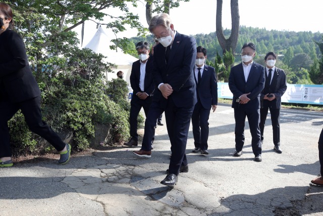 18일 오후 광주 북구 망월동 민족민주열사묘역에서 이재명 경기도지사가 전두환 전 대통령의 이름이 쓰여진 비석을 밟고 지나가고 있다./연합뉴스