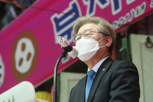 이재명 경기도지사가 부처님오신날인 19일 경기도 남양주시 봉선사에서 열린 봉축법요식에서 축사하고 있다. /연합뉴스