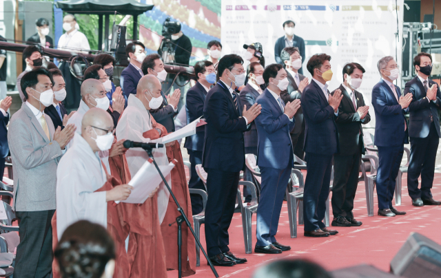 19일 서울 종로구 조계사에서 열린 불기 2565년 부처님오신날 봉축법요식에서 여야 정치인들이 합장하고 있다. /연합뉴스