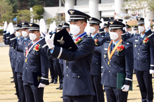 공군사관학교 생도들이 지난 3월 충북 청주 공군사관학교 성무연병장에서 열린 제69기 졸업 및 임관식에서 임관선서를 하고 있다./청주=연합뉴스